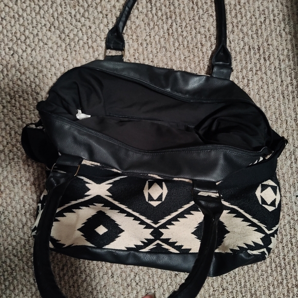 Womens black and white aztec designed mossimo weekender bag - Picture 3 of 4
